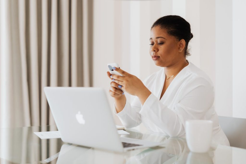 HR manager using HRIS on desktop and cellphone