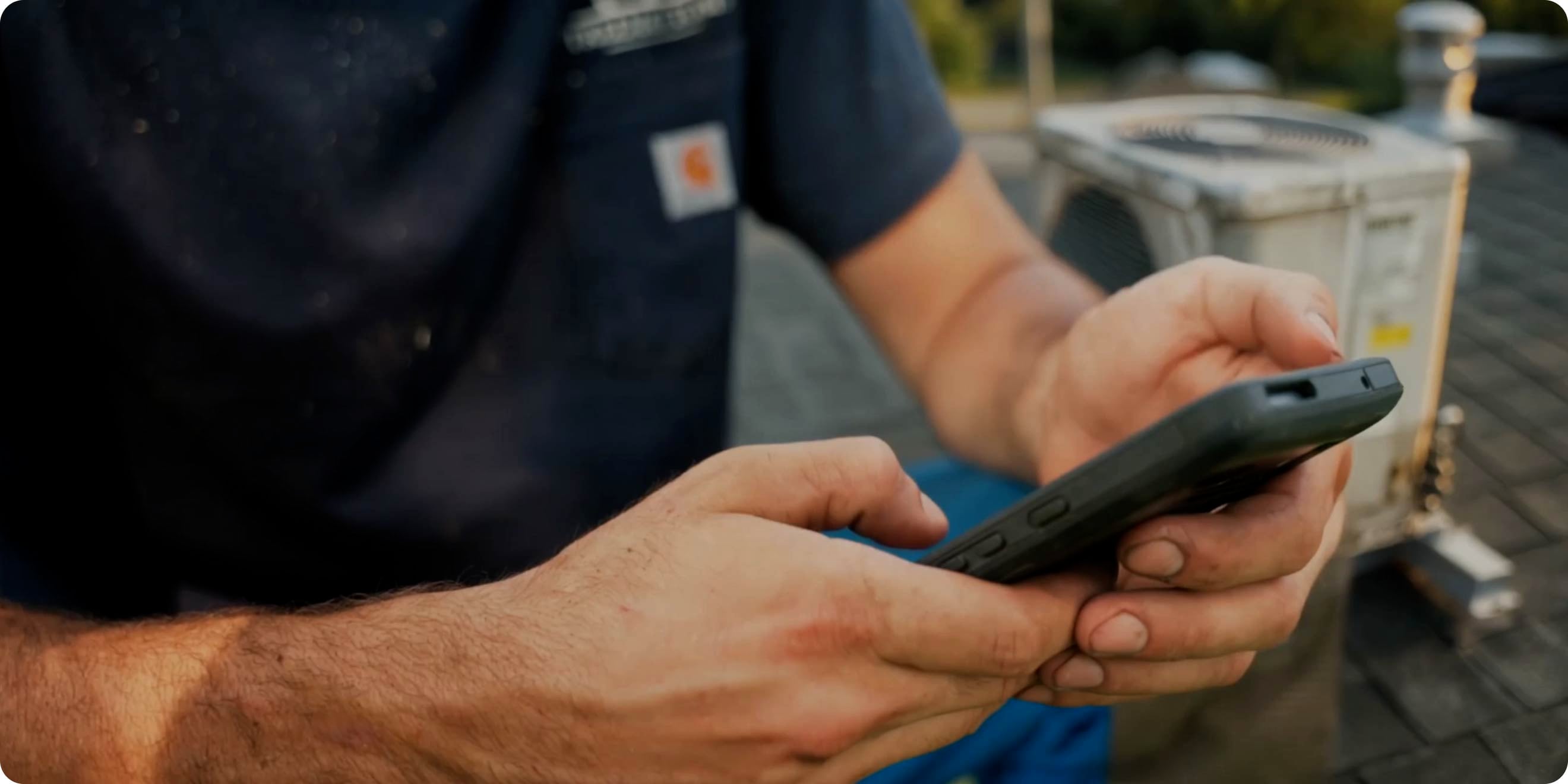 Field service worker using the Connecteam app.